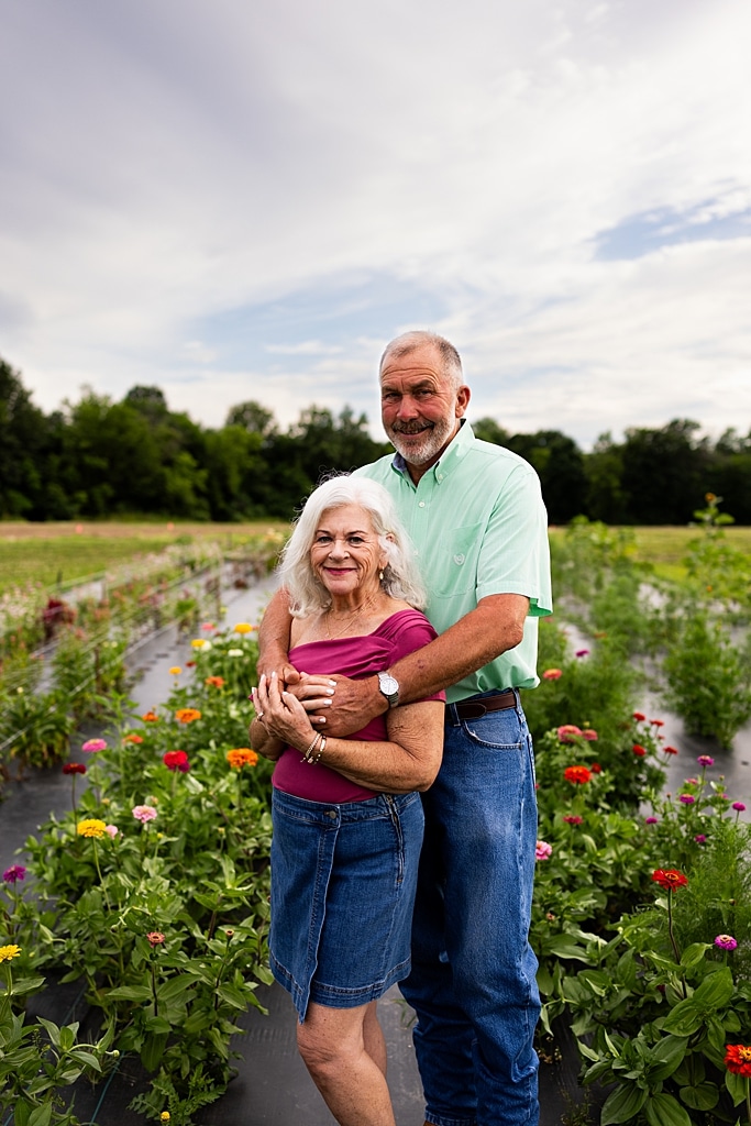 Large extended Family Photo session at Roosters Pumpkin Patch in Jonesburg Missouri